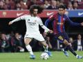 Lamine Yamal y Marc Cucurella pelean un balón en el FC Barcelona - Real Madrid