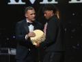 Andriy Shevchenko entrega el trofeo al Joven Talento Masculino del Año al delantero español del Barcelona, ​​Lamine Yamal