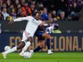 Yan Diomande pelea por un balón con Joao Cancelo en el Barcelona - Real Madrid