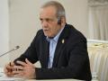 El presidente iraní, Masoud Pezeshkian, asiste a una reunión con el presidente ruso en el Gran Palacio del Kremlin en Moscú