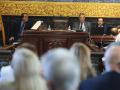 Inicio del pleno de la moción de censura, con el sillón del alcalde vacío