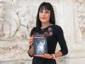 Carmen Cadierno posa con su libro