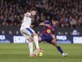 Lucas Boyé pelea un balón con Cubarsí en el Barça - Alavés de la temporada pasada