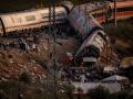 Efectivos de la UME trabajan en los vagones descarrilados en la zona del accidente ferroviario en Urda.