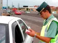 Guardia Civil sancionando a un conductor por incumplimiento de la norma