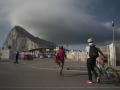 Personas cruzando la frontera de Gibraltar en La Línea de la Concepción el 24 de junio de 2021