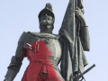 La estatua de Hernán Cortés rociada de pintura