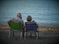 Una pareja de turistas disfrutan las vistas de la playa de Tarragona