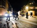 Agentes de policía acordonan el lugar del crimen en Kongsberg, Noruega