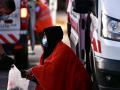 Una inmigrante es atendida por un voluntario de la Cruz Roja en Ceuta el pasado mes de septiembre
