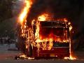 Bus incendiado, foto de archivo