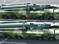 Vehículos militares transportan el misil balístico hipersónico DF-17, Beijing
