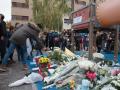 Un niño arroja flores en un homenaje al niño asesinado en Lardero (La Rioja)