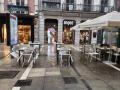 Terrazas vacías por la lluvia en Oviedo