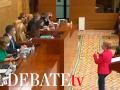 La izquierda y Vox abandonan la Asamblea de Madrid tras una disputa sobre el hermano de Ayuso