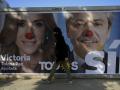 Propaganda oficialista vandalizada en una calle de Buenos Aires.