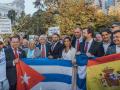Representantes de Vox con el pueblo cubano, a los pies del Congreso de los Diputados.
