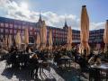 Varias personas consumen en la Plaza Mayor de Madrid