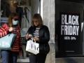 Comerciantes anuncian en sus escaparates los descuentos por comprar en la semana del Black Friday