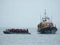 La policía costera intercepta y asiste a un barco de migrantes en el Canal de la Mancha, foto de archivo
