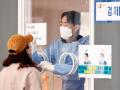 Un sanitario le practica un test contra la covid a una persona en Corea del Sur