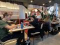 Varias personas comiendo en un restaurante en Bilbao
