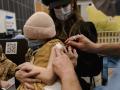 Un niño de 7 años recibe una vacuna en Canadá, este miércoles