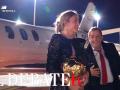 Alexia Putellas regresó anoche con el Balón de Oro femenino a la concentración de la selección española femenina de fútbol en Sevilla, tras recibir el premio en París. Este martes la selección española se enfrenta ante Escocia en el estadio sevillano de La Cartuja en la fase previa del Mundial que se celebrará en 2023 en Oceanía.