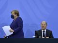 Los cancilleres entrante y saliente, Angela Merkel y Olaf Scholtz, durante la comparecencia