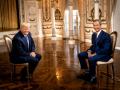 Expresidente Donald Trump y Nigel Farage (Der) previo a la entrevista