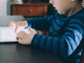 Niño mirando una tablet