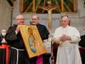 Franicsco con una imagen iconográfica duranta el encuentro ecuménico en Nicosia