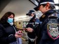 Policía italiana pidiendo pasaporte covid
