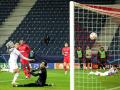 El goleador Noah Okafor marca el primer gol de su equipo ante el Sevilla
