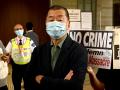 Jimmy Lai (C) frente a la corte de West Kowloon En Hong Kong (Archivo)