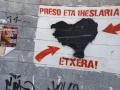 Pintada en favor del acercamiento de los presos en el frontón de Hernani
