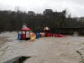 Un parque infantil inundado por el desbordamiento del río Arga a su paso por el barrio de la Rochapea en Pamplona, este viernes. Los ríos Arga, Ega, Larraun, Ezkurra, Urederra y Baztán han alcanzado en las últimas horas el nivel de alerta por inundaciones en Navarra, donde han comenzado a producirse incidencias en diversas zonas con calles y garajes anegados y carreteras cortadas.