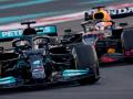 Los pilotos Lewis Hamilton (i) y Max Verstappen (d) en el circuito de Yas Marina en la segunda sesión de entrenamientos libres