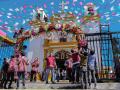 Indígenas organizan la decoración de una portada con flores a la Virgen de Guadalupe (México)