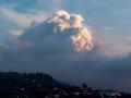 Gases del volcán de Cumbre Vieja, en La Palma, a última hora de la tarde de este lunes sobre el municipio de Puntagorda