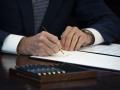 El presidente de Estados Unidos Joe Bien firmando nueva legislación, foto de archivo
