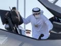 El príncipe de Abu Dabi inspecciona un avión de combate F35