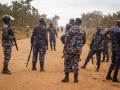 Oficiales de policía protegen una zona en la región de Kayunga, Uganda