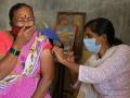 Una mujer recibe una dosis de la vacuna de covid-19 en un centro de vacunación gratuito en Bangalore (India)