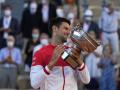 Nova Djokovic con la copa de campeón de Roland Garros 2021