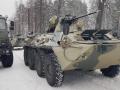 Un tanque ruso espera en su frontera con Kazajistán, listo para efectuar su entrada