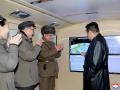 Oficiales del ejército norcoreano aplauden a Kim Jong Un tras el lanzamiento
