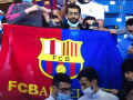 Un fanático del Barça levanta una bandera de su equipo en el que se ha borrado la cruz del escudo