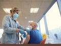 Una enfermera inyecta la vacuna contra el Covid-19, en el Hospital Infanta Sofía