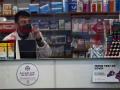 Una farmacia del centro de Barcelona anuncia la venta de test de antígenos